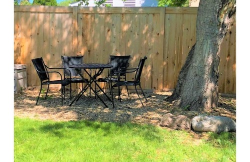 Depot Bench House | The Crofty Cottage Bench Charmer with private fenced yard