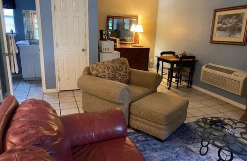 Johnson City House | The Crossroads Inn