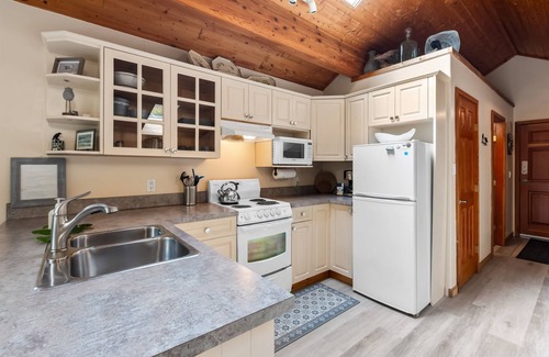 Tofino House | The Crow's Nest Suite - Steps from S. Chesterman