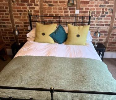 Axford Hotel | The Crown Aldbourne