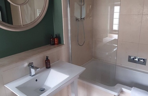 Shipton under Wychwood Hotel | The Crown at Shipton