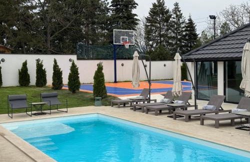 Mladenovac Villa | The Crown Pool Villa
