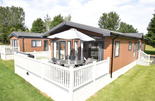 Allerthorpe Cabin | The Crucible lodge with Hot Tub