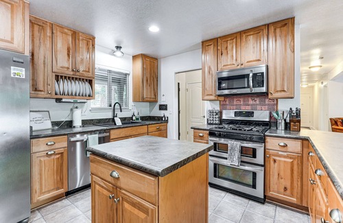 Glencoe Cabin | 'The Cub House' w/Hot Tub & Arcade in Arnold!