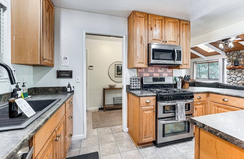 Glencoe Cabin | 'The Cub House' w/Hot Tub & Arcade in Arnold!