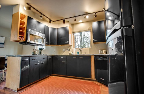 Rossville House | The Cube | HOT TUB + Deck | 15 Private Acres |