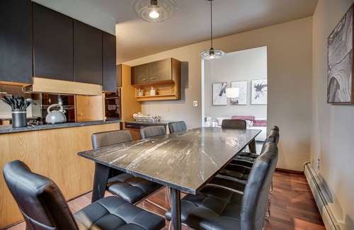 Rossville House | The Cube | HOT TUB + Deck | 15 Private Acres |