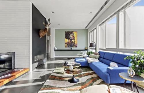 Newton Apartment | The Cube on Upper Queen St