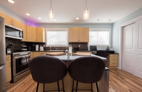 Kamloops House | The Cunning Cactus. Near McArthur Island. Home Gym. Pet-friendly!
