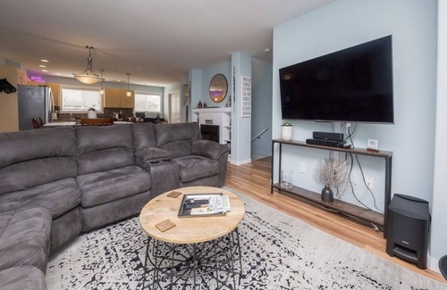 Kamloops House | The Cunning Cactus. Near McArthur Island. Home Gym. Pet-friendly!
