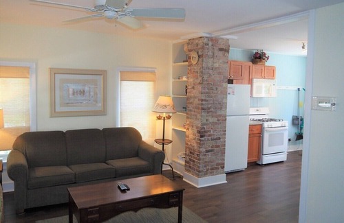 Frankfort Apartment | The Cute & Cozy - Lower Apt. - GREAT LOCATION! WALK TO DOWNTOWN AND LAKE MICHIGAN!