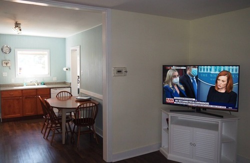 Frankfort Apartment | The Cute & Cozy - Lower Apt. - GREAT LOCATION! WALK TO DOWNTOWN AND LAKE MICHIGAN!