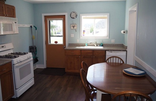 Frankfort Apartment | The Cute & Cozy - Lower Apt. - GREAT LOCATION! WALK TO DOWNTOWN AND LAKE MICHIGAN!
