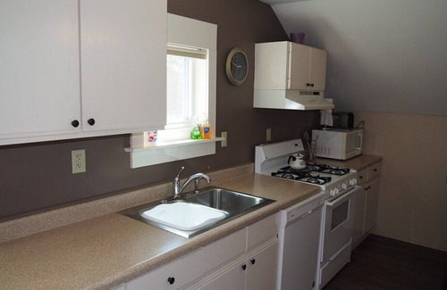 Frankfort Apartment | The Cute & Cozy - Upper Apartment - GREAT LOCATION! WALK TO BEACH AND DOWNTOWN! A/C!