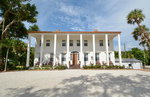 Canal Point Bed & Breakfast | The Cypress Lodge