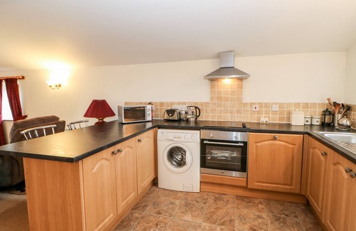 Wing Cottage | THE DAIRY, pet friendly, with hot tub in Milton
