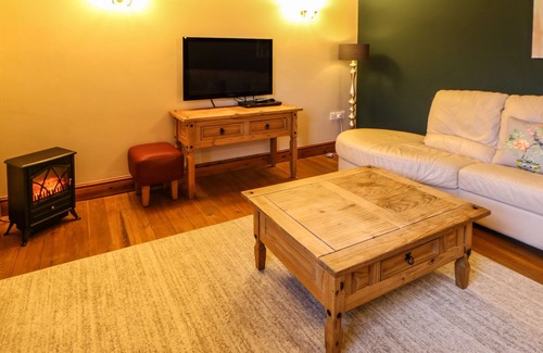 Coxhoe Cottage | THE DAIRY, pet friendly, with a garden in Coxhoe