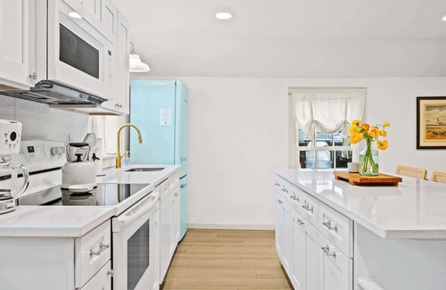 Cherokee Triangle House | The Daisy Carriage House: Luxe Stay w/Game Room