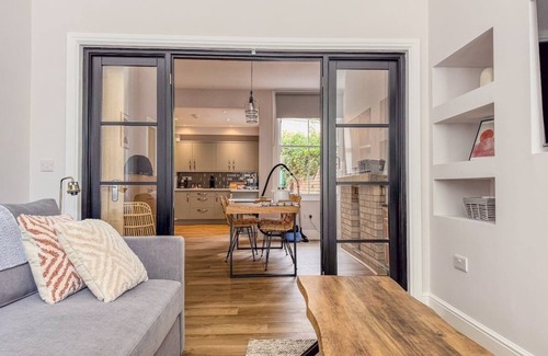 Sneinton House | The Dale | Large 4BR House