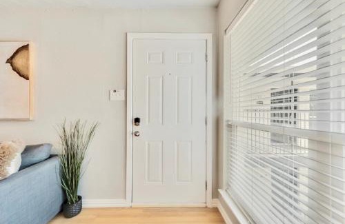 Old East Dallas Apartment | The Dallas Vibe and Free Arboretum Tickets
