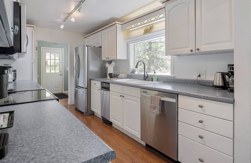 Evergreen House | The Dam Overlook 3 Min Walk to the Lake Hot Tub Game Room