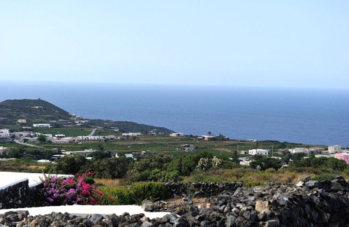 Kamma Villa | The Dammuso Rosa and Henry. Typical construction of the island of Pantelleria.