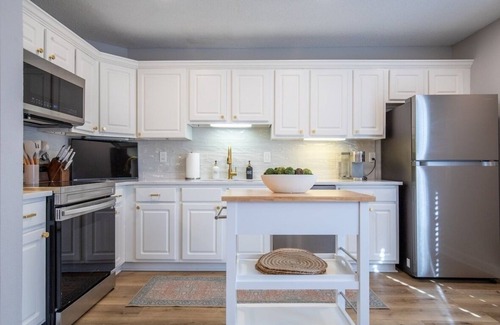 Oxford Condo | The Daphne, Stylish 2BR by Velvet Ditch Villas