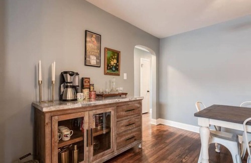 Shepherdsville House | The Dark Horse Inn -Churchill Downs, Bourbon Trail, Pet friendly