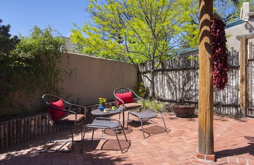 Historic Eastside House | The Darling of Palace Ave! Enchanting Garden, 2Blks to Plaza & Canyon Rd.