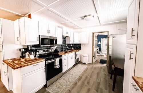 Michaywe House | The David w/Private Screened Porch & Fire Pit