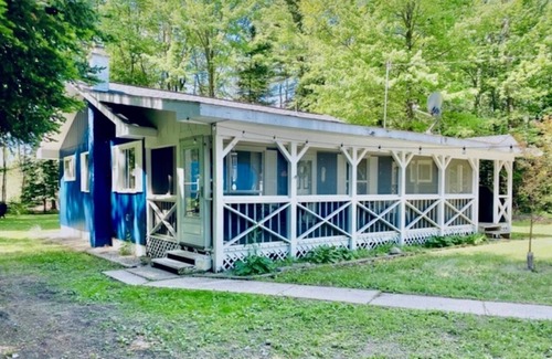 Michaywe House | The David w/Private Screened Porch & Fire Pit