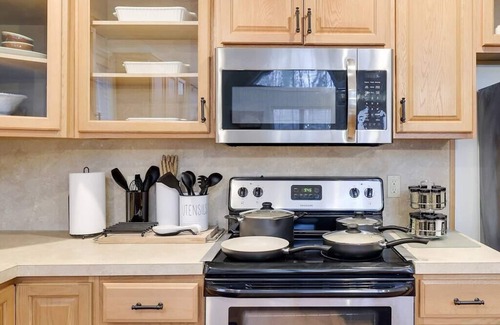Thornhurst House | The Daydream Chalet: Newly installed hot tub!, The Daydream Chalet: A dream in every season! Enjoy s