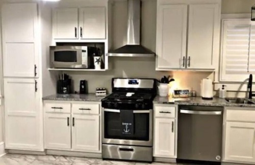 Deltaville House | The Deadrise Inn, Sleeps12, Spacious, Newly Renovated
