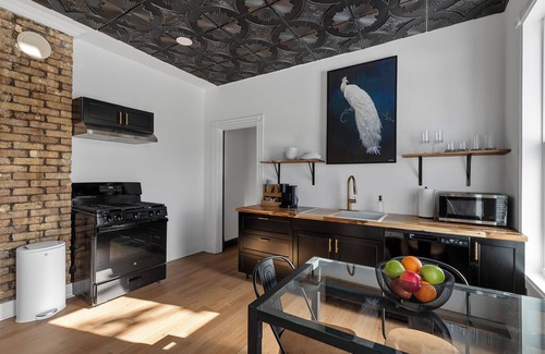 Fifth Ward House | The Deco Lounge: Parking, Patio & Luxe Style. Get your Gatsby on!