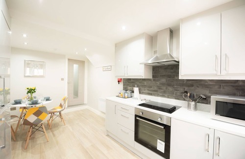 Reading Apartment | The Deluxe Apartment at Laurel House