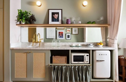 Hyde Park House | The Deluxe King at Palihouse Hyde Park Village, Pets Allowed