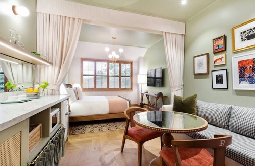 Hyde Park House | The Deluxe King at Palihouse Hyde Park Village, Pets Allowed