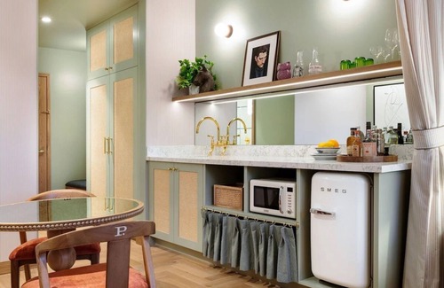 Hyde Park House | The Deluxe King at Palihouse Hyde Park Village, Pets Allowed