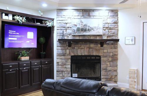 Cross Mountain House | The Den - Family friendly, Close to Fiesta Texas, SeaWorld, Riverwalk and more