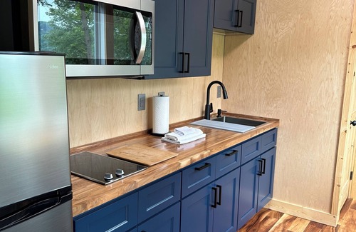 Stanton Cabin | The DEN-HotTub!-High Speed WiFi!-Great View!-Close to NADA Tunnel-Natural Bridge