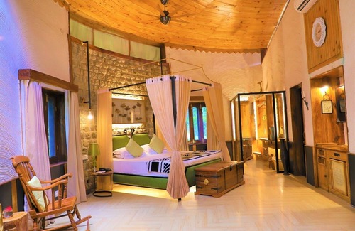 Chilkiya Range Hotel | The Den