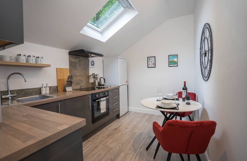 Mill Road Apartment | The Den - King BED 5 min Walk to City Centre