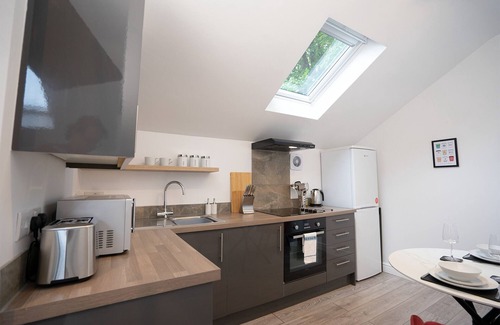 Mill Road Apartment | The Den - King BED 5 min Walk to City Centre