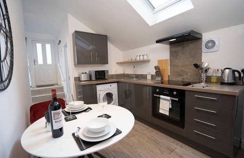 Mill Road Apartment | The Den - King BED 5 min Walk to City Centre