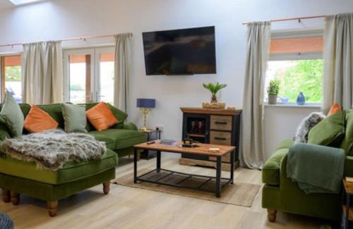 Pershore House | 'The Den' Lakeview Apartment at Watersedge