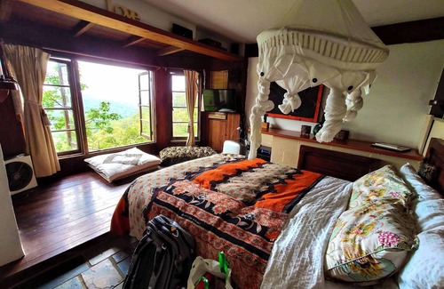 Middle Pocket House | The Den of the Treehouse