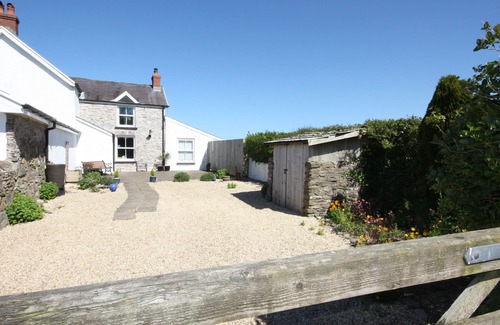 Llanybri Cottage | THE DEN, pet friendly, character holiday cottage in Llansteffan