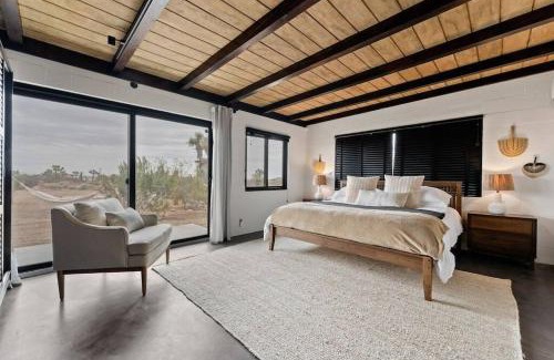Yucca Valley House | The Desert Serenity-Stunning views-Pool-Spa-BBQ