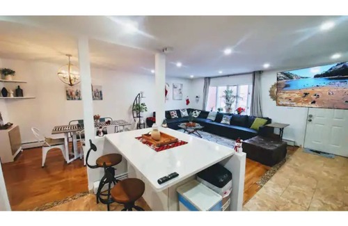 Queens Apartment | The Devonshire /LVL1: LUX Xcape; subway@600 steps