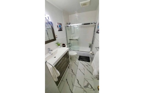 Queens Apartment | The Devonshire /LVL1: LUX Xcape; subway@600 steps